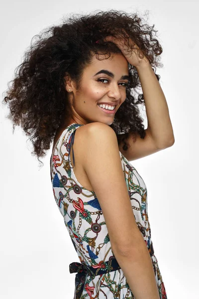 Porträt einer lateinamerikanischen Frau mit Sommersprossen und Afro-Frisur — Stockfoto