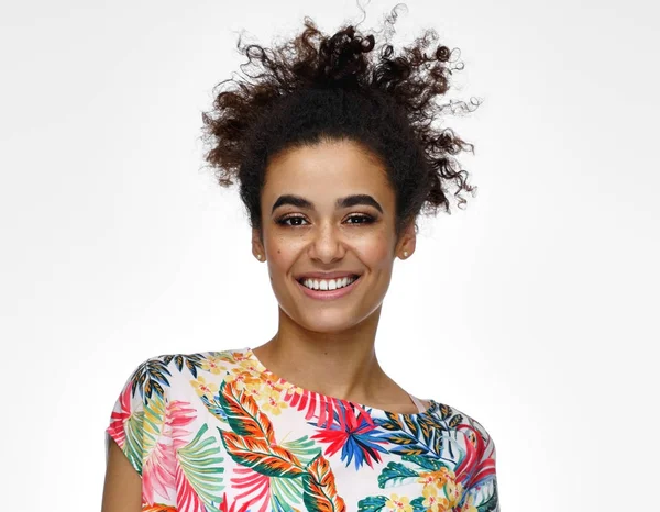 Portret van een Latijns-Amerikaanse vrouw met sproeten en afro hairstyl — Stockfoto