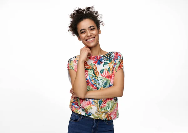 Bela mulher latina alegre isolado no fundo branco — Fotografia de Stock