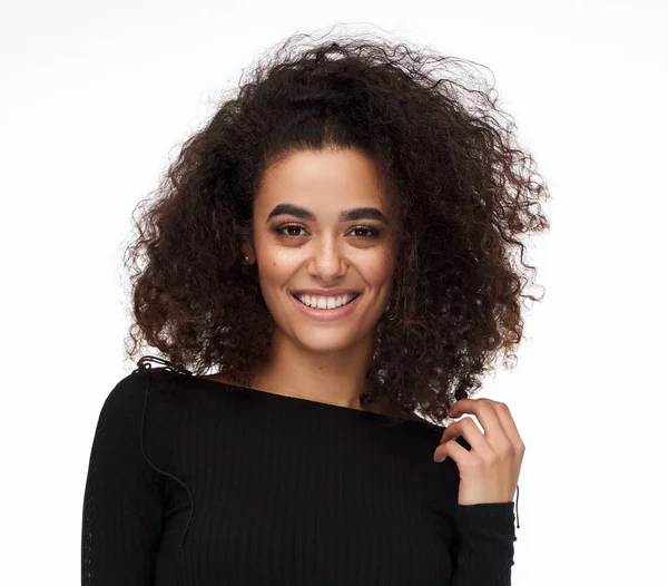 Hermosa mujer joven con afro peinado desgaste tela de moda — Foto de Stock