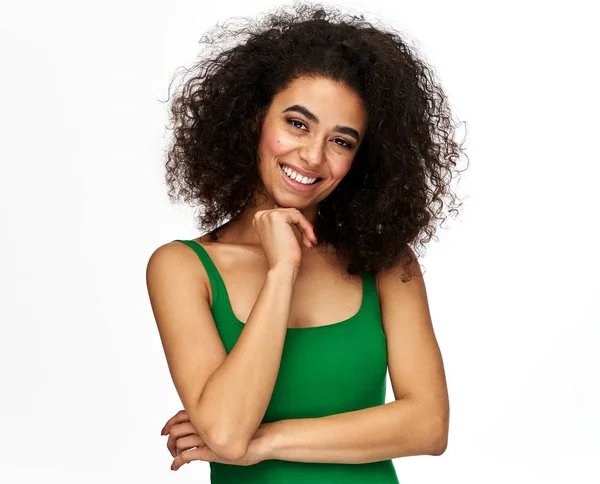 Retrato de mulher americana africana alegre com penteado afro — Fotografia de Stock