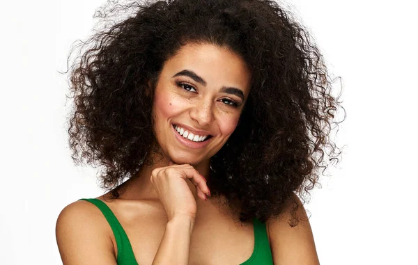 Portrait of cheerful african american woman with freckles and af — Stock Photo, Image