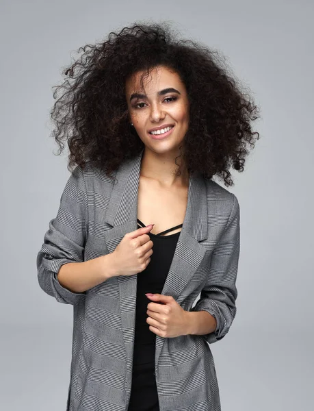 Fröhliche Lateinamerikanische Frau Mit Afro Frisur Tragen Graue Jacke Isoliert — Stockfoto