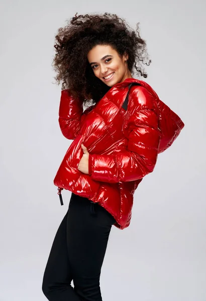 Hermosa mujer afroamericana usar chaqueta de invierno de moda , —  Fotos de Stock