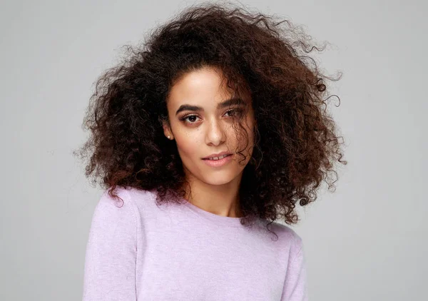 Retrato de una hermosa mujer afroamericana con peinado afro — Foto de Stock