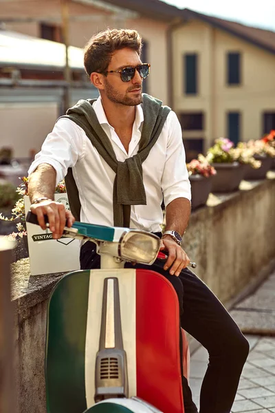 Stylish italian man wearing white shirt and sitting on classic s — 스톡 사진