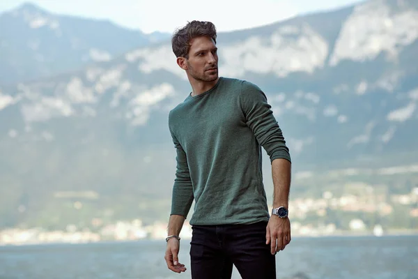Hombre guapo en ropa de estilo casual sobre blured montaña backgr —  Fotos de Stock
