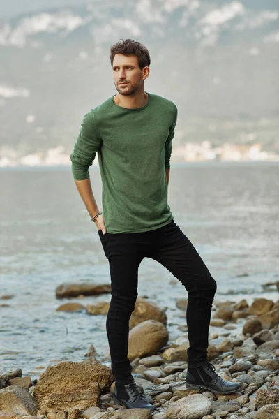 Modny mężczyzna model stojący nad jeziorem — Zdjęcie stockowe