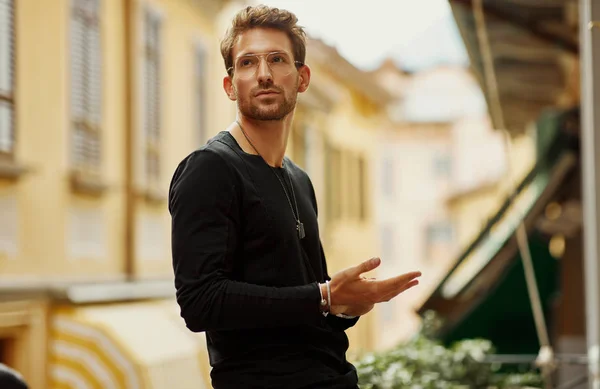 Retrato de hombre guapo al aire libre en gafas —  Fotos de Stock