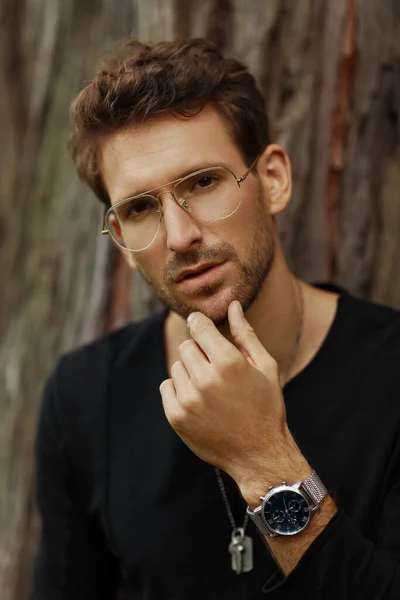 Retrato de homem bonito usar óculos e assistir na mão esquerda loo — Fotografia de Stock