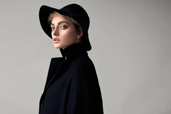 Gri Arka Planda Izole Edilmiş Siyah Şapkalı Ceketli Güzel Modelin — Stok fotoğraf