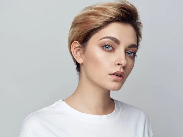 Porträtt Ung Kvinnlig Modell Med Kort Hår Isolerad Grå Bakgrund — Stockfoto