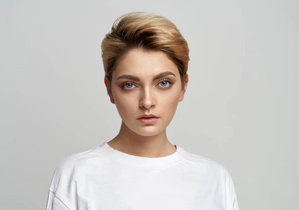 灰色の背景に孤立した短い髪の若い女性モデルの肖像画 — ストック写真