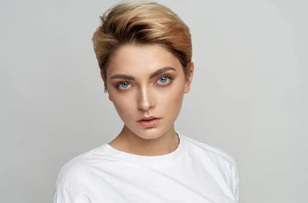 白髪に短い髪の若いモデルの肖像画 — ストック写真