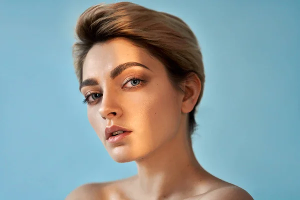 Skönhet Porträtt Sensuell Blond Kvinna Blå Bakgrund — Stockfoto