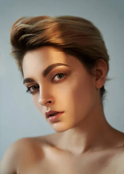 Detail Portrét Sexy Modelky Krátkými Vlasy Modrém Pozadí — Stock fotografie