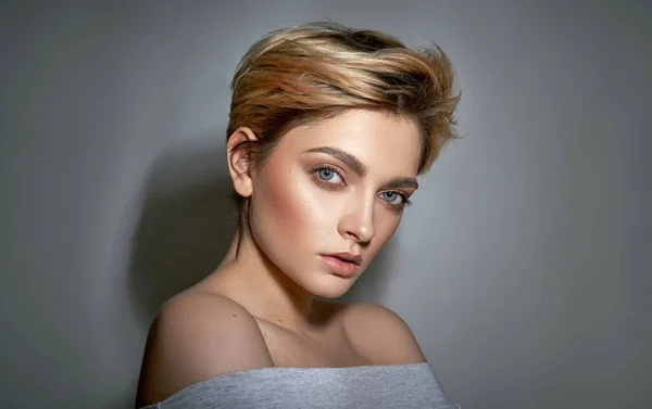 Retrato Menina Com Penteado Loiro Elegante Olhando Para Câmera Isolada — Fotografia de Stock