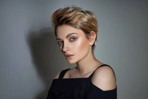 Retrato Menina Com Penteado Loiro Elegante Olhando Para Câmera Isolada — Fotografia de Stock