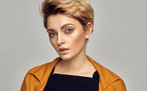 Nærbilde Ung Kvinnelig Modell Med Blå Øyne Kort Blondt Hår – stockfoto