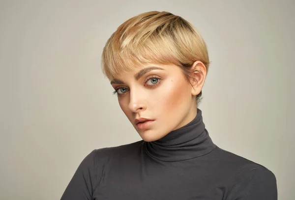 Portrait Jeune Fille Avec Une Coiffure Courte Blonde Regardant Caméra — Photo