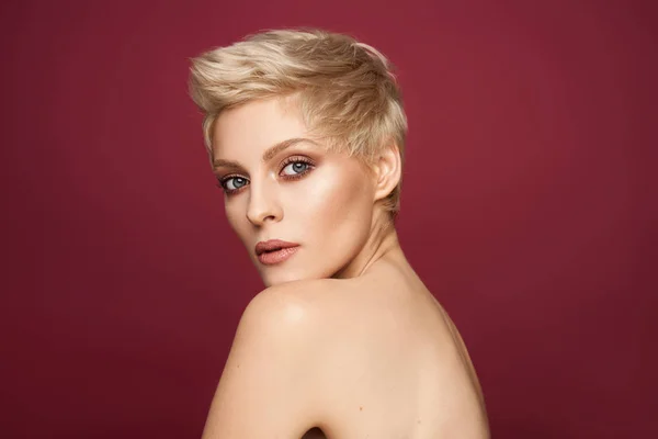 Krásná Sexy Blondýnka Krátkými Vlasy Izolované Růžovém Pozadí — Stock fotografie