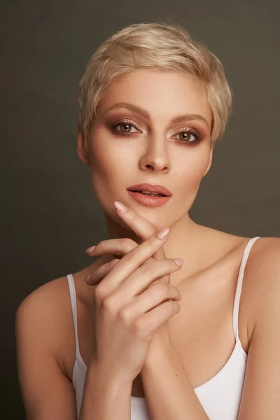 Portret Van Sexy Blond Kort Haar Aanbrengen Crème Hads Geïsoleerd — Stockfoto