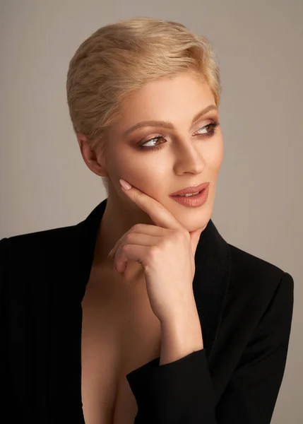 Portret Seksownej Kobiety Blond Krótkimi Włosami Dotykającej Podbródka Myślącej Szarym — Zdjęcie stockowe