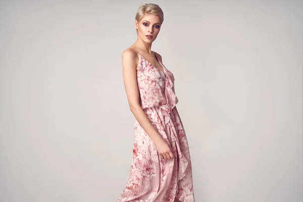 Fashion Smuk Elegant Kvinde Poserer Sommerkjole Grå Baggrund - Stock-foto