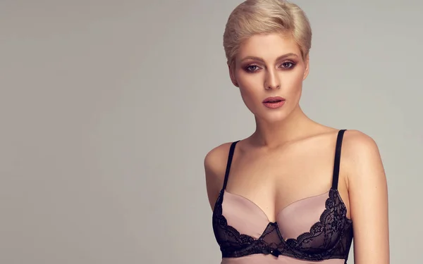 Sexig Blond Kvinna Med Kort Hår Poserar Studio Sexiga Kläder — Stockfoto