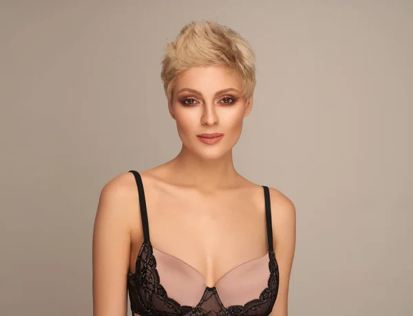 Ritratto Donna Bionda Sexy Reggiseno Sexy Sfondo Grigio — Foto Stock