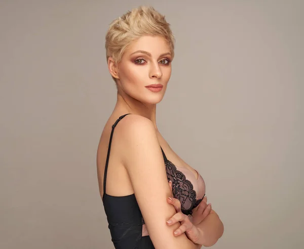 Portret Van Sexy Blonde Vrouw Beha Grijze Achtergrond — Stockfoto