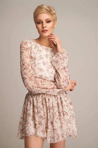 Mode Vacker Elegant Kvinna Poserar Kort Sommar Klänning Grå Bakgrund — Stockfoto