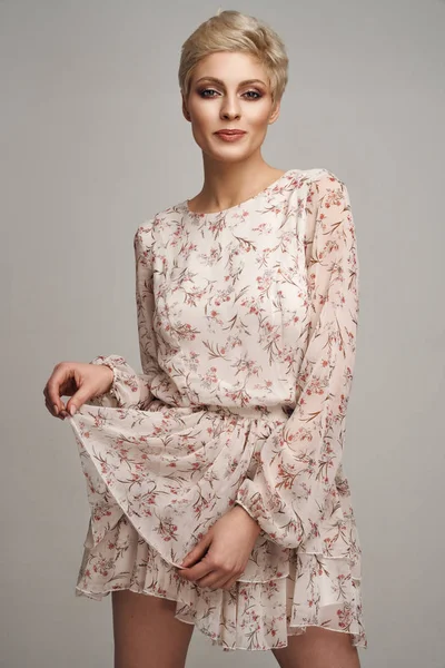 Мода Красива Елегантна Жінка Позує Короткій Літній Сукні Сірому Фоні — стокове фото