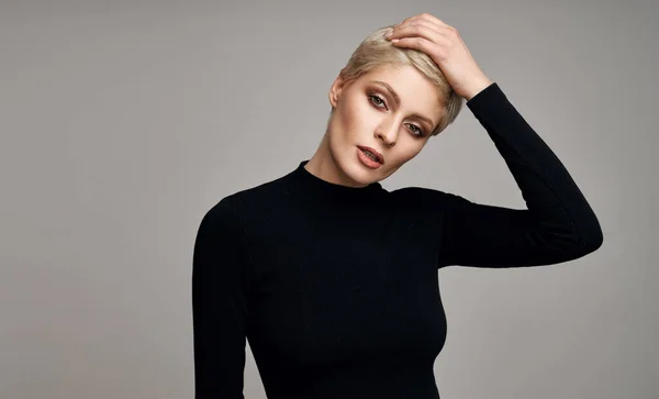 Sexy Žena Blondýnou Krátké Vlasy Dotýkají Její Účes Izolované Šedém — Stock fotografie