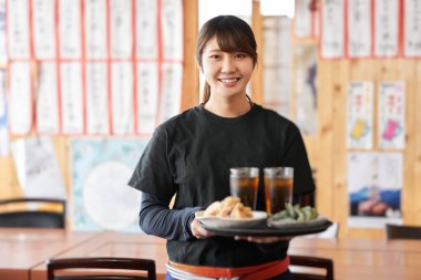 Restoranda çalışan Japon bir kadının resmi..