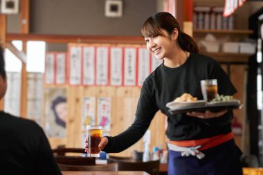 Restoranda çalışan Japon bir kadının resmi..