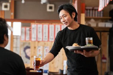 Restoranda çalışan bir Japon 'un resmi..