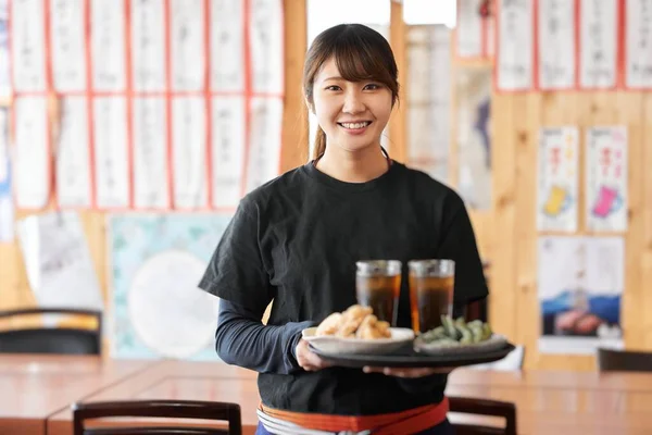 Image of a Japanese woman working in a restaurant.