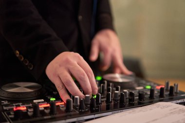 Etkinliklerde karıştırıcıyı DJ 'ler çalıştırıyor