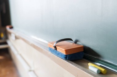 Japon ilkokullarında karatahta ve karatahta silgi