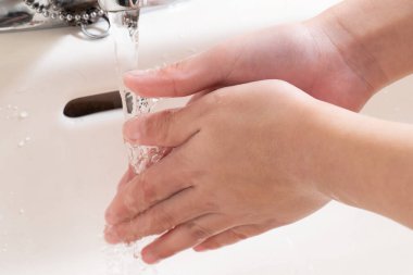 Japon okul çocukları ellerini yıkıyor.