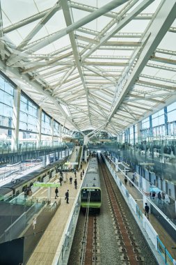 Tokyo, Japonya 'daki Yamanote Hattı' ndaki Takanawa Gateway istasyonunun çatısında.