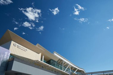 Tokyo, Japonya 'daki Yamanote Hattı' nın dışındaki Takanawa Geçit İstasyonu.