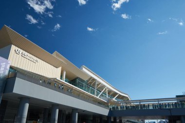Tokyo, Japonya 'daki Yamanote Hattı' nın dışındaki Takanawa Geçit İstasyonu.
