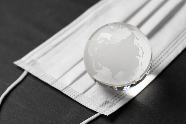 Глобус и маска, сосредоточенные на Китае (изображение коронавируса
)