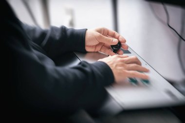 Dövüş sopası kullanan bir adam.