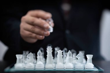 Satranç oynayan bir iş sahibinin iş imajı.
