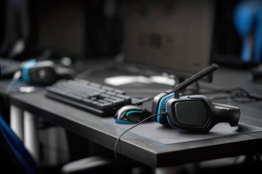 Fareler, klavyeler ve elektronik sporlardan esinlenilmiş kulaklıklar