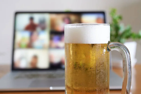Εικόνα Μιας Online Συνεδρίας Κατανάλωσης Αλκοόλ Χρησιμοποιώντας Έναν Υπολογιστή — Φωτογραφία Αρχείου