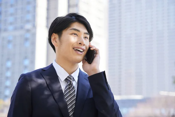 Крупным Планом Лицо Японского Бизнесмена Позвонить — стоковое фото